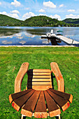 Adirondack Chair am Seeufer, Val Morin, Quebec, Kanada