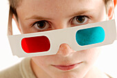 Porträt eines Jungen mit 3-D-Brille