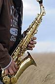 Nahaufnahme eines Saxophon spielenden Jungen