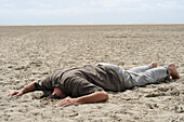 Mann mit Kopf im Sand vergraben