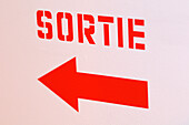 Rotes Exit-Schild und Pfeil