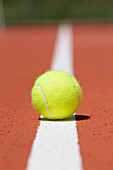Tennisball auf der Linie