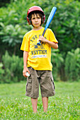 Junge, der Baseball spielt