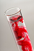 Rote Flüssigkeit im Reagenzglas
