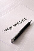 Streng geheime Dokumente und Stift