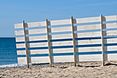 Hölzerne Barriere am Strand
