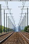 Eisenbahnschienen und Stromleitungen bei Sete, Frankreich