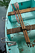 Draufsicht auf Ruderboot mit Fischernetzen, Annecy, Alpen, Frankreich