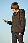 Jugendlicher Junge mit Handy,Schurken,Frankreich