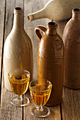 Keramikflaschen und Cidre