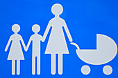 Schild mit Mutter und Kindern,Bretagne,Frankreich
