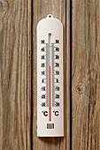 Nahaufnahme eines Thermometers bei 20 Grad Celsius