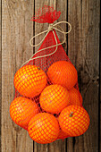 Beutel mit Orangen an der Wand, Studioaufnahme