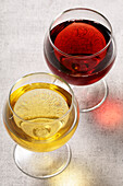 Gläser mit Rotwein und Weißwein, Studioaufnahme