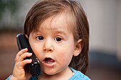 Kleiner Junge telefoniert mit Handy,Mannheim,Baden-Württemberg,Deutschland