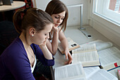 Zwei Mädchen studieren