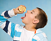 Junge isst Zitrone