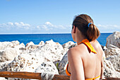 Frau am felsigen Strand, Mexiko