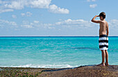 Junge schaut auf das Karibische Meer,Playa del Carmen,Yucatan Halbinsel,Mexiko