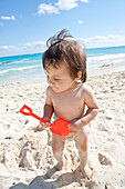 Kleiner Junge spielt im Sand,Playa del Carmen,Halbinsel Yucatan,Mexiko