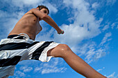 Junge springt in die Luft,Mexiko