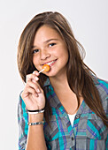 Mädchen isst einen Lollipop