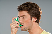 Mann benutzt Inhalator