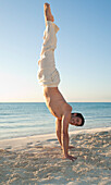 Mann im Handstand,Reef Playacar Resort and Spa Hotel,Playa del Carmen,Quintana Roo,Yucatan-Halbinsel,Mexiko