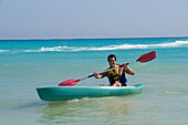 Mann beim Kajakfahren, Reef Playacar Resort und Spa, Playa del Carmen, Mexiko