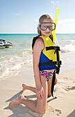 Mädchen mit Schnorchelausrüstung am Strand, Reef Playacar Resort and Spa, Playa del Carmen, Mexiko