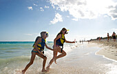 Mädchen mit Schnorchelausrüstung am Strand, Reef Playacar Resort and Spa, Playa del Carmen, Mexiko