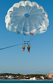 Paar beim Gleitschirmfliegen,Reef Playacar Resort and Spa Hotel,Playa del Carmen,Quintana Roo,Yucatan-Halbinsel,Mexiko