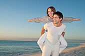 Mann nimmt Frau am Strand huckepack,Reef Playacar Resort and Spa,Playa del Carmen,Mexiko
