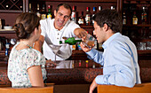 Paar bei Drinks an der Bar,Reef Playacar Resort and Spa,Playa del Carmen,Mexiko