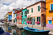 Boote vor Anker im Kanal, Burano, Venedig, Italien