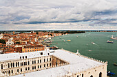 Blick vom Campanile beim Dogenpalast, Venedig, Italien