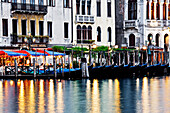 Gondeln vor Anker im Canal Grande, Venedig, Italien