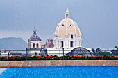 Iglesia de San Pedro Claver und Schwimmbad auf dem Dach, Cartagena, Kolumbien