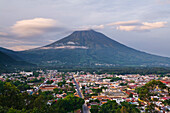 Antigua und Volcan de Agua,Guatemala