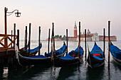 Gondeln und San Giorgio Maggiore, Venedig, Venetien, Italien