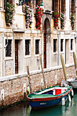 Ruderboote im Kanal, Venedig, Venetien, Italien