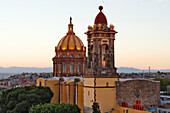 Kloster Las Monjas in der Abenddämmerung, San Miguel de Allende, Mexiko