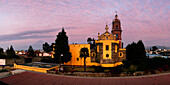 Kirche von Santa Maria, Vulkan Popocatepetl im Hintergrund, Tonantzintla, Cholula, Mexiko