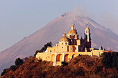 Kirche Nuestra Senora de los Remedios am Vulkan Popocatepetl, Cholula, Mexiko