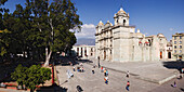 Menschen auf der Straße bei der Kathedrale, Alameda Park, Oaxaca, Mexiko