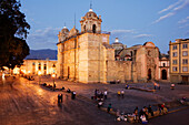 Menschen auf der Straße bei der Kathedrale, Alameda Park, Oaxaca, Mexiko