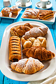 Italienisches Frühstück mit Gebäck, Croissant, Blätterteig (sfoglia) mit Schokolade, Blätterteig (sfoglia) mit Sahne, Milchreis (budini di riso) und Espresso,Italien,Europa