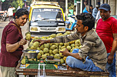 Obststand mit Puddingäpfeln, Mumbai, Indien, Asien