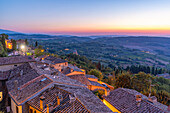 Blick auf die toskanische Landschaft von Montepulciano in der Abenddämmerung, Montepulciano, Provinz Siena, Toskana, Italien, Europa