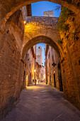 Blick auf eine enge Straße in San Gimignano in der Abenddämmerung, San Gimignano, UNESCO-Weltkulturerbe, Provinz Siena, Toskana, Italien, Europa